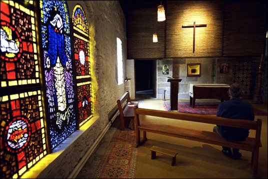 Wnętrze klasztoru w Tibhirine, siedem lat po zabójstwie mnichów w Algierii. W marcu 2003 r. Jean-Mar