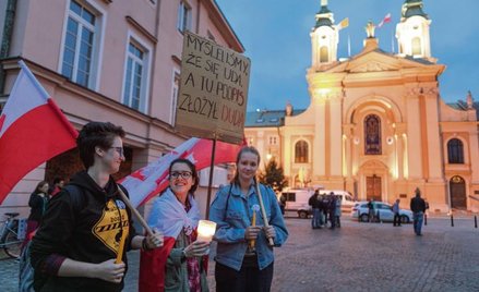 Demonstrują (od lewej) Patrycja, Kasia, Basia. – Część ludzi przychodzi tylko, żeby się p