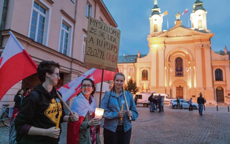 Demonstrują (od lewej) Patrycja, Kasia, Basia. &#8211; Czę&#347;ć ludzi przychodzi tylko, żeby się p