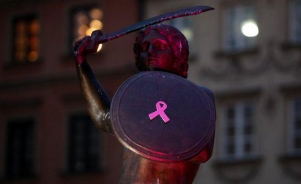 W kampanię na rzecz walki z rakiem piersi włączyła się nawet warszawska Syrenka