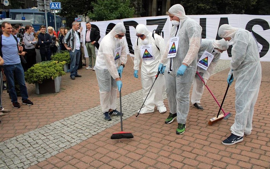 Młodzież Wszechpolska chce dezynfekować ulice po marszach LGBT