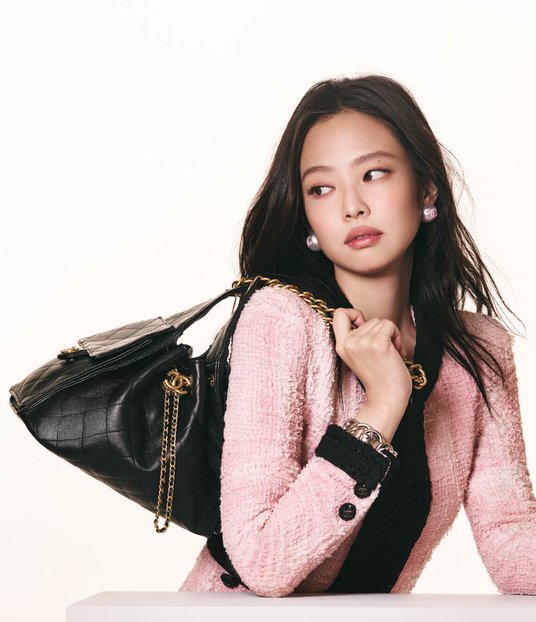 „Ta torebka symbolizuje wolność ruchu” - mówi w kampanii Jennie, gwiazda K-popu związana z Chanel od