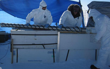 Wydobywanie próbki lodu z odwiertu na Grenlandii. Fot. Olivia Maselli