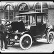 Thomas Edison przy samochodzie elektrycznym, 1913 r.