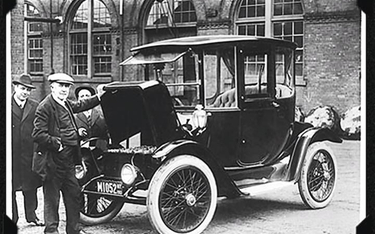 Thomas Edison przy samochodzie elektrycznym, 1913 r.
