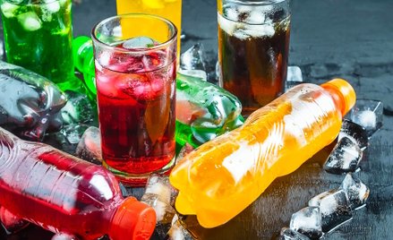 Naukowcy zauważyli, że spożywanie dwóch lub więcej szklanek napojów gazowanych wiąże się ze wzrostem