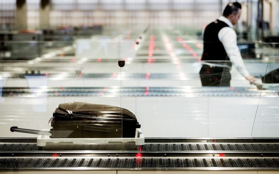 Pasażerowie Aerofłotu w kolejkach po bagaż