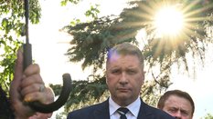 Sprzeciw w części prawicy, zwłaszcza wśród osób bliższych byłemu premierowi Mateuszowi Morawieckimu,