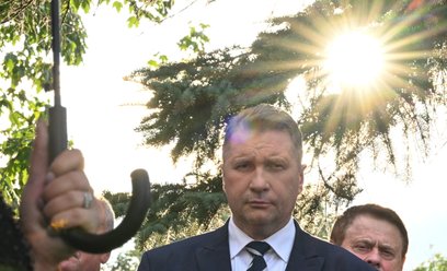Sprzeciw w części prawicy, zwłaszcza wśród osób bliższych byłemu premierowi Mateuszowi Morawieckimu,