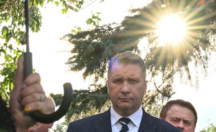 Sprzeciw w części prawicy, zwłaszcza wśród osób bliższych byłemu premierowi Mateuszowi Morawieckimu,