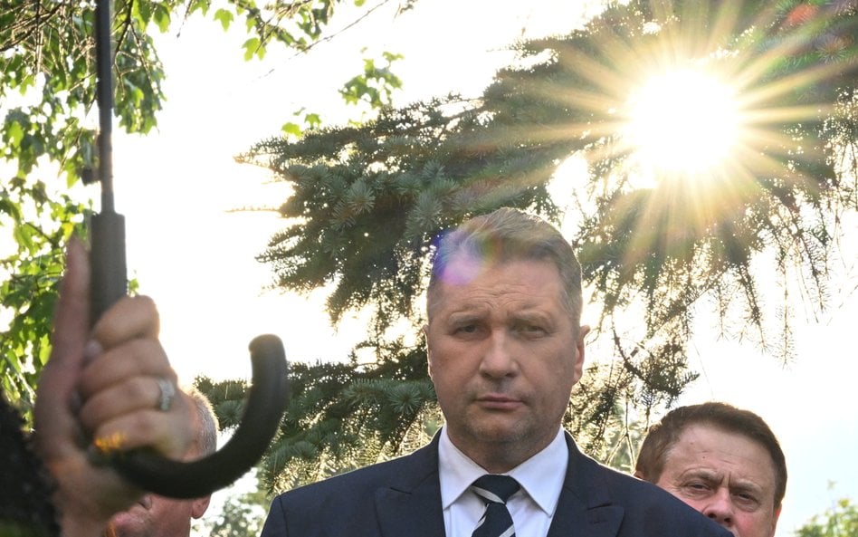 Sprzeciw w części prawicy, zwłaszcza wśród osób bliższych byłemu premierowi Mateuszowi Morawieckimu,