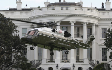 Jeden z przedseryjnych śmigłowców VH-92A na tle Białego Domu. Fot./USMC.