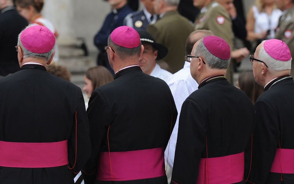 Sondaż: Episkopat powinien podać się do dymisji