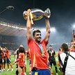 Rodri – najlepszy piłkarz Euro 2024 z pucharem za mistrzostwo Europy