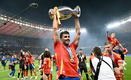 Rodri – najlepszy piłkarz Euro 2024 z pucharem za mistrzostwo Europy