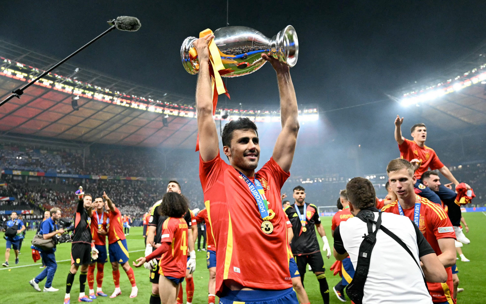 Rodri – najlepszy piłkarz Euro 2024 z pucharem za mistrzostwo Europy