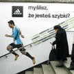 Reklama jednej z firm sportowych, naklejona przy przejściu podziemnym w centrum Warszawy