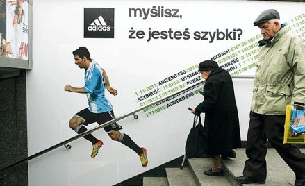 Reklama jednej z firm sportowych, naklejona przy przejściu podziemnym w centrum Warszawy