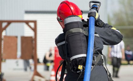 Pożar składowiska odpadów w Skawinie. Z ogniem walczy stu strażaków