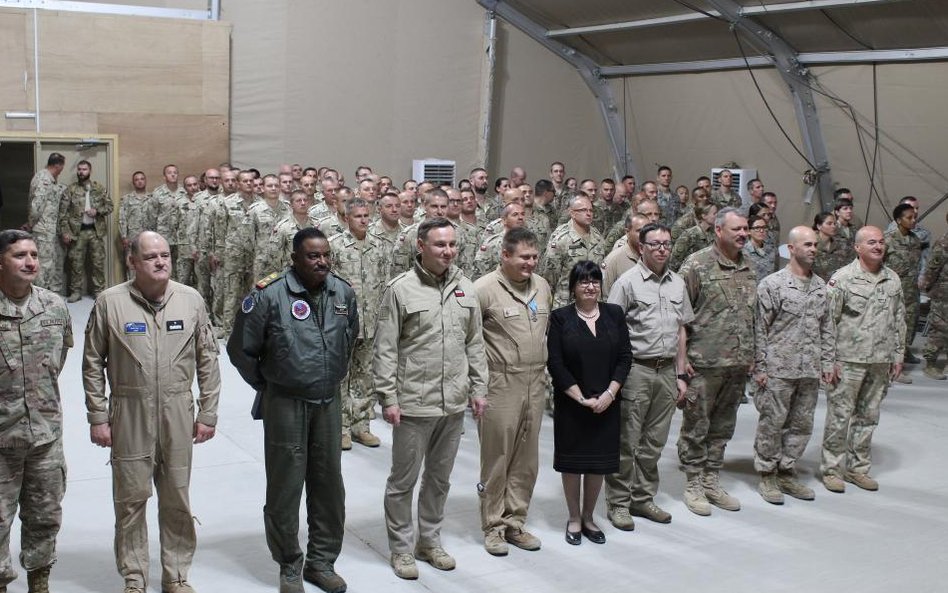 Prezydent Duda spotkał się w Kuwejcie z pilotami z Polski, Włoch, USA i Kuwejtu