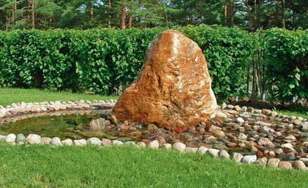 Kamień jest wprost idealnym materiałem, który można wykorzystać w połączeniu z wodą