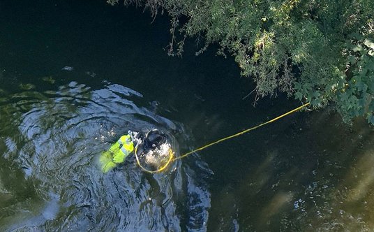 Nurkowie przeszukują dno Szprewy
