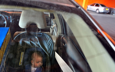 Skalkuluj zagrożenie: dziecko w rozgrzanym samochodzie
