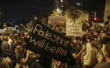 Izrael: Tłum pod siedzibą premiera Netanjahu. Domagali się rezygnacji
