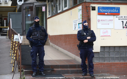 Policja przed siedzibą Prawa i Sprawiedliwości na ulicy Nowogrodzkiej w Warszawie