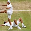 Łukasz Kubot tańczy, Marcelo Melo leży.