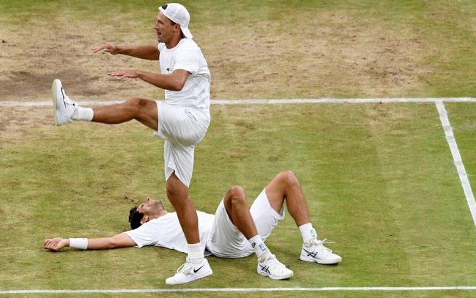 Łukasz Kubot tańczy, Marcelo Melo leży.