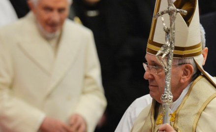 Czy Franciszek należał do grupy zwalczającej Benedykta XVI? Oto co zajmuje siewców teorii spiskowych