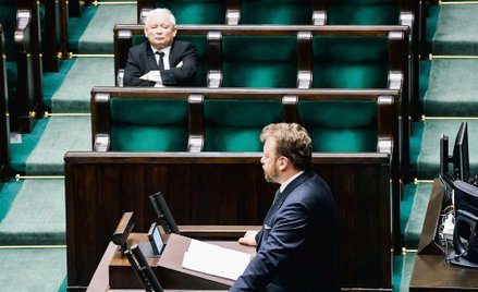 Narzucając wszystkim swoim ludziom morderczy test nieustającej lojalności, zawsze pozostając nie do 