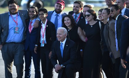Prezydent Joe Biden ze swoimi współpracownikami w Genewie, tuż przed powrotnym lotem do USA