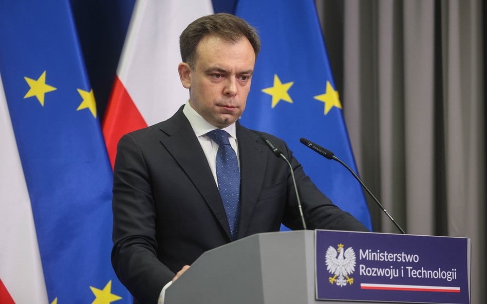 Minister finansów Andrzej Domański podczas konferencji prasowej w siedzibie Ministerstwa Rozwoju i T