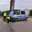 Policja blokuje drogę w okolicy miejsca pożaru instalacji antenowej firmy teleinformatycznej w Woli 