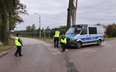 Policja blokuje drogę w okolicy miejsca pożaru instalacji antenowej firmy teleinformatycznej w Woli 