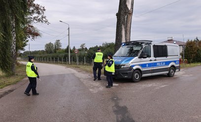 Policja blokuje drogę w okolicy miejsca pożaru instalacji antenowej firmy teleinformatycznej w Woli 