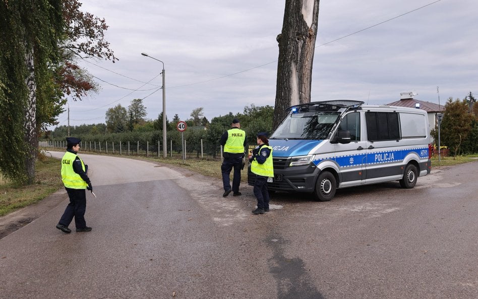 Policja blokuje drogę w okolicy miejsca pożaru instalacji antenowej firmy teleinformatycznej w Woli 