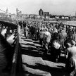 Kolumna jeńców niemieckich na moście w Toruniu, luty 1945 roku