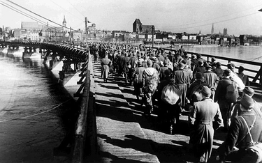 Kolumna jeńców niemieckich na moście w Toruniu, luty 1945 roku