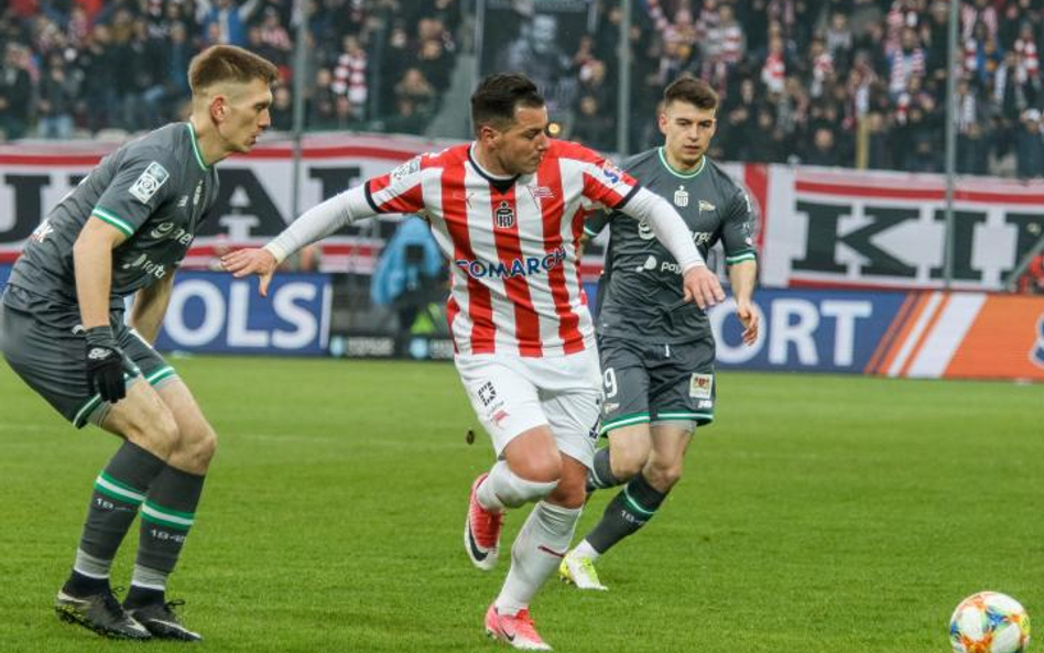 Airam Cabrera (w środku) strzelił dwa gole i walnie przyczynił się do tego, że Cracovia wysoko pokon