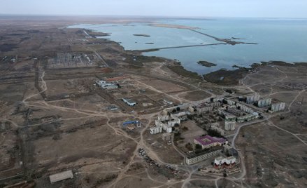 Widok z lotu ptaka przedstawia wieś Ulken (na pierwszym planie) i proponowaną lokalizację elektrowni