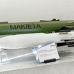 Makiety przeciwpancernego pocisku Pirat i jego pojemnika transportowo-startowego wystawione na stois
