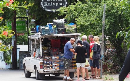 Objazdowe stragany zaopatrują wieś w świeże warzywa, owoce i kwiaty