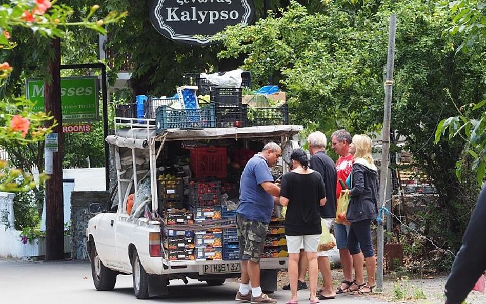 Objazdowe stragany zaopatrują wieś w świeże warzywa, owoce i kwiaty