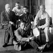 Delegaci na zjazd Kominternu w 1924 r. Na podłodze siedzi Ho Chi Minh, późniejszy przywódca komunist