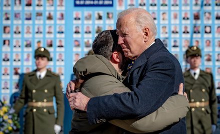 Braterski uścisk Wołodymyra Zełenskiego i Joe Bidena pod kijowskim murem pamięci poległych za Ukrain