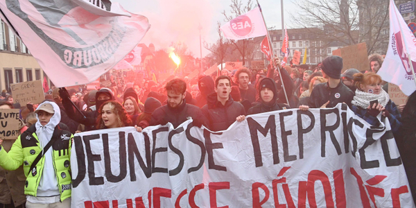 Masowe protesty paraliżują Francję. Czy Macron ulegnie presji?