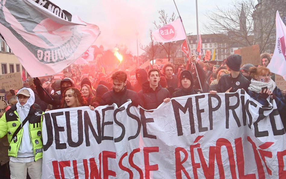Masowe protesty paraliżują Francję. Czy Macron ulegnie presji?